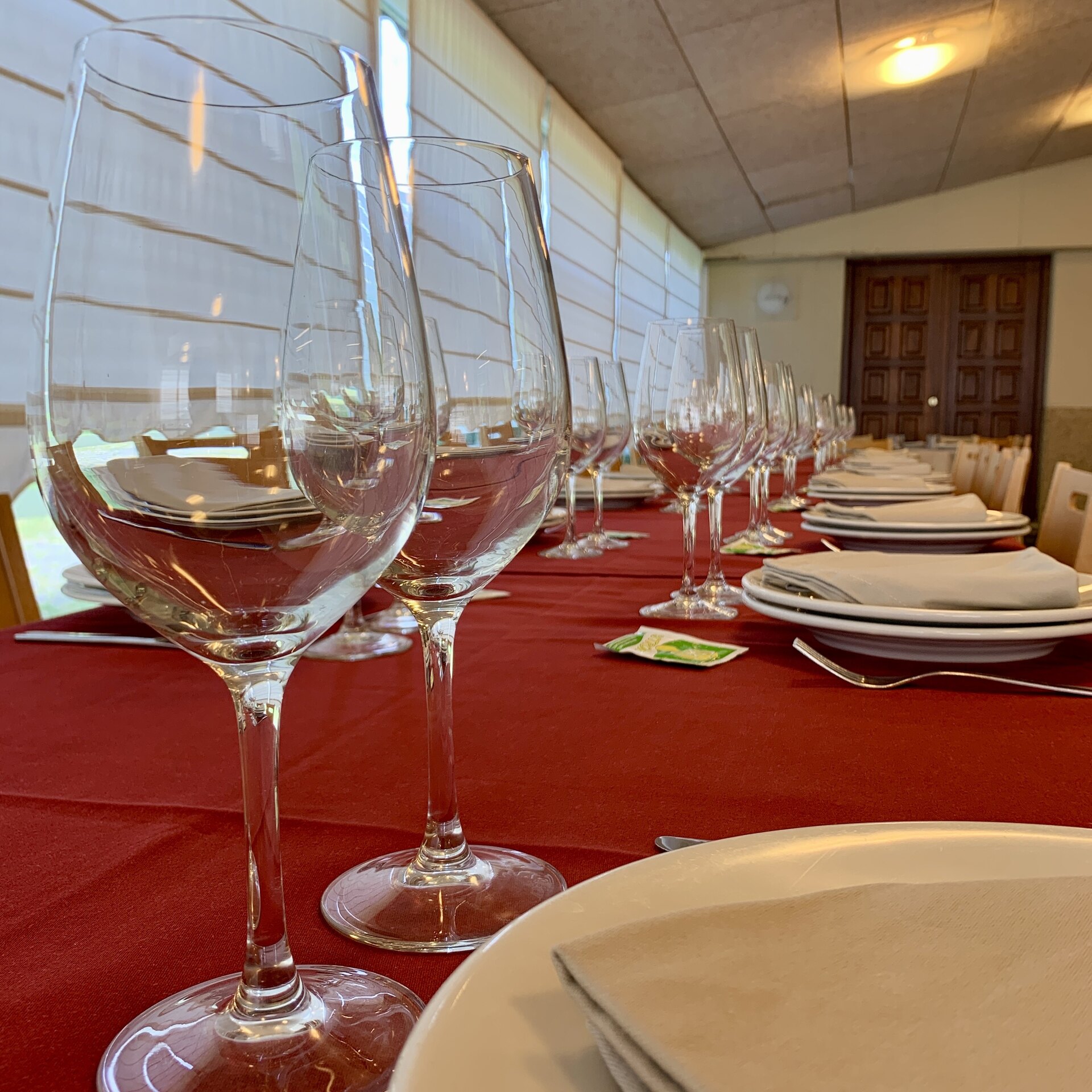Mesa preparada en uno de los comedores del Asador Urizar