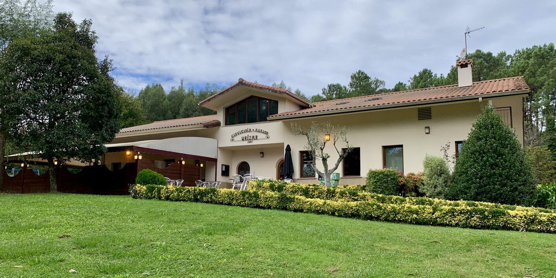 Fachada y terraza exterior del Asador Urizar